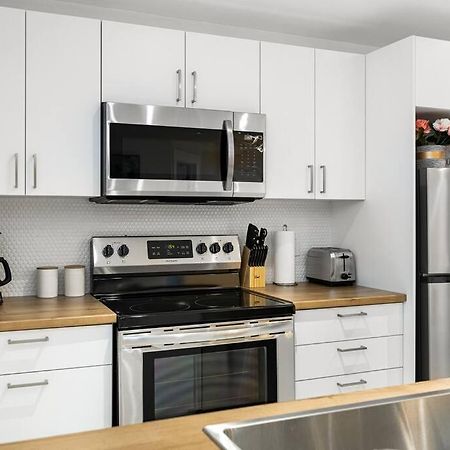 Beautiful 1 Bedroom Apartment - Private Entrance Moncton Kültér fotó