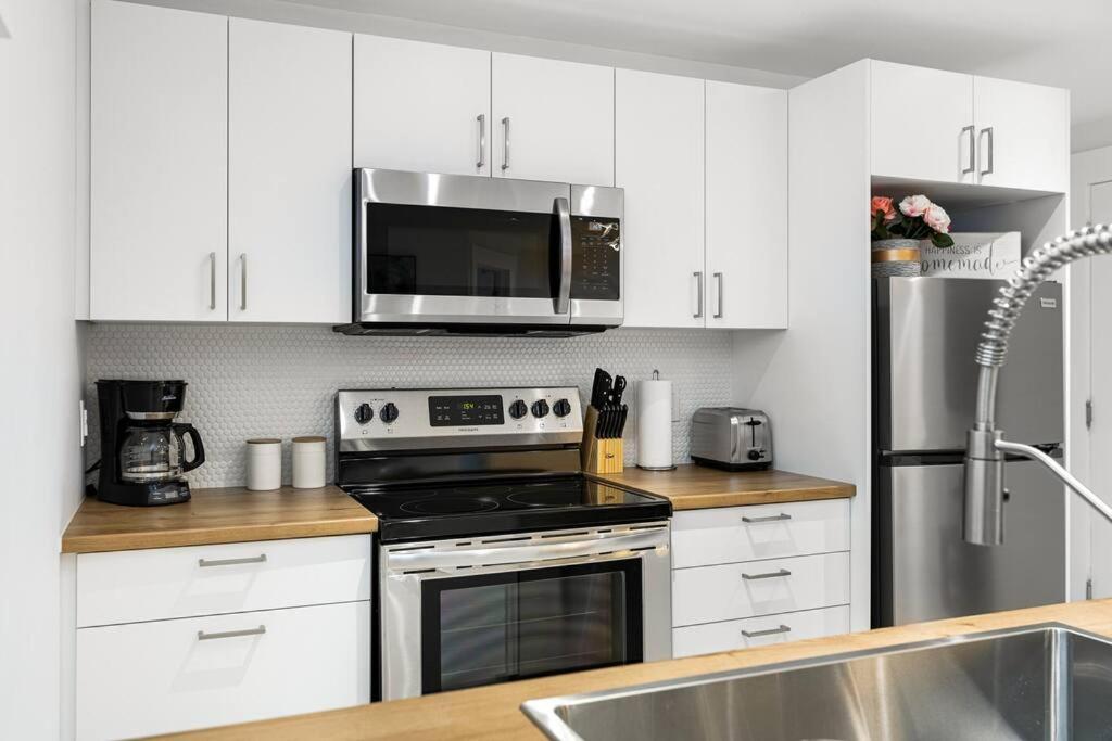 Beautiful 1 Bedroom Apartment - Private Entrance Moncton Kültér fotó