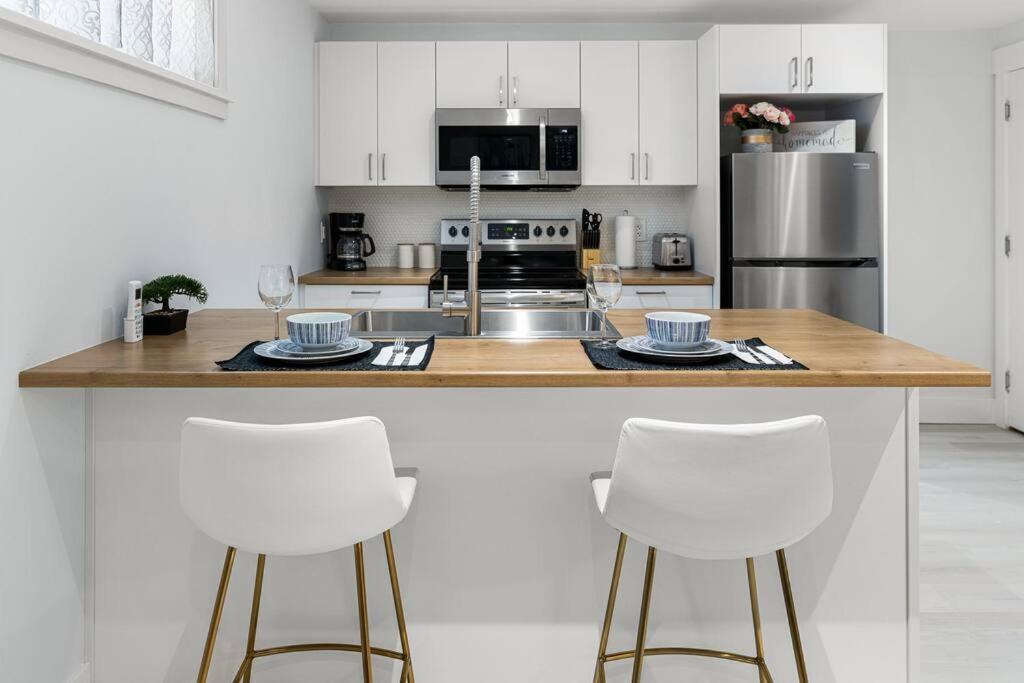 Beautiful 1 Bedroom Apartment - Private Entrance Moncton Kültér fotó