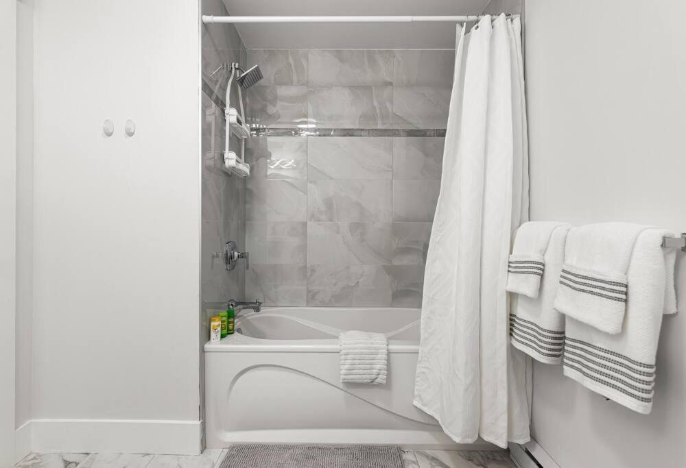 Beautiful 1 Bedroom Apartment - Private Entrance Moncton Kültér fotó