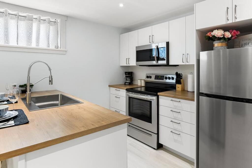 Beautiful 1 Bedroom Apartment - Private Entrance Moncton Kültér fotó