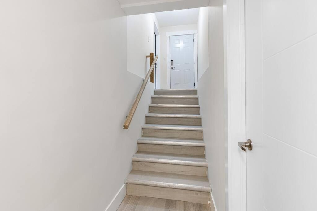 Beautiful 1 Bedroom Apartment - Private Entrance Moncton Kültér fotó