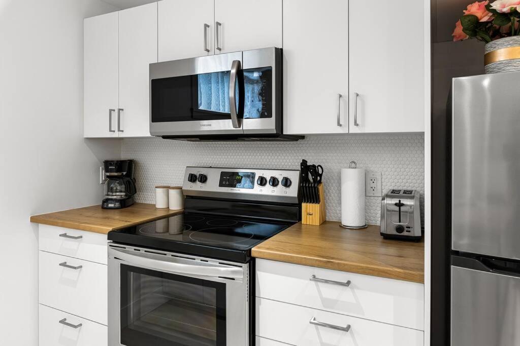Beautiful 1 Bedroom Apartment - Private Entrance Moncton Kültér fotó