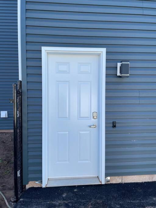 Beautiful 1 Bedroom Apartment - Private Entrance Moncton Kültér fotó