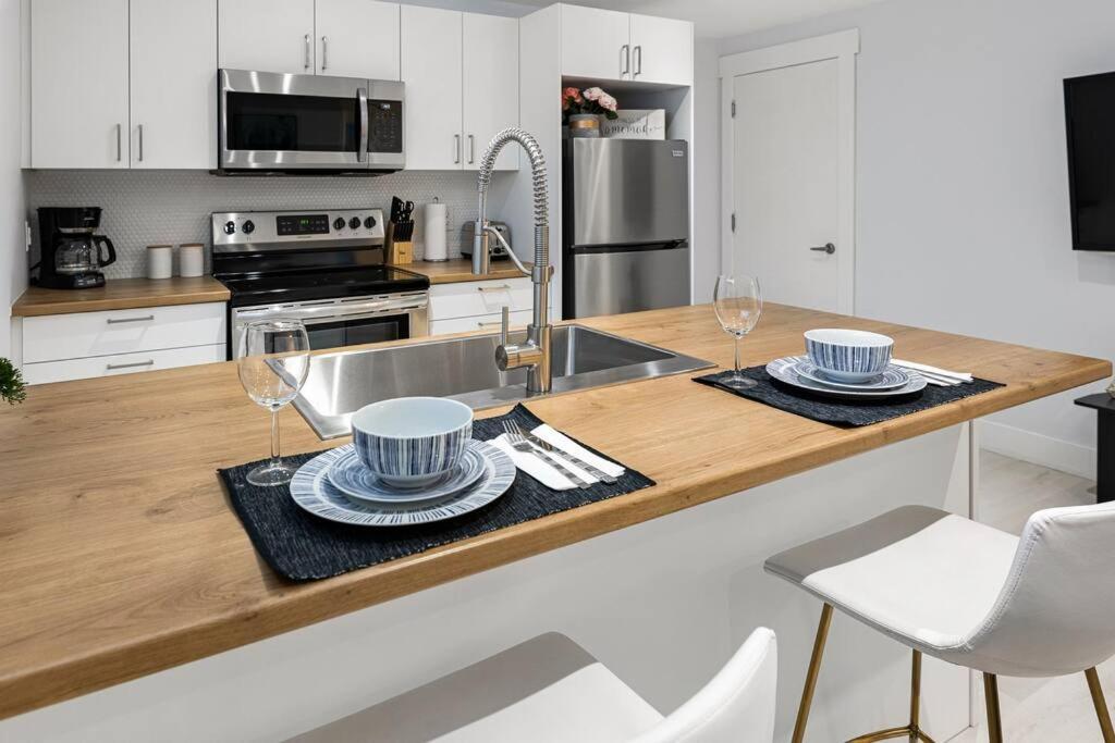 Beautiful 1 Bedroom Apartment - Private Entrance Moncton Kültér fotó